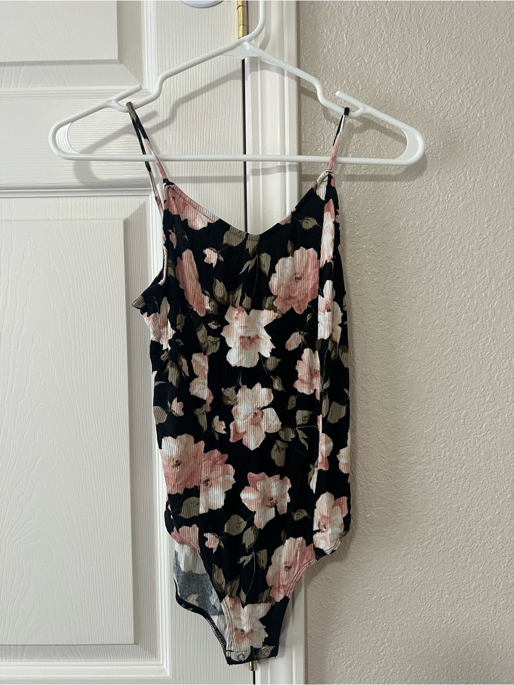 American Eagle Floral Ribbed Bodysuit Strappy Back Black Pink Size Medium
